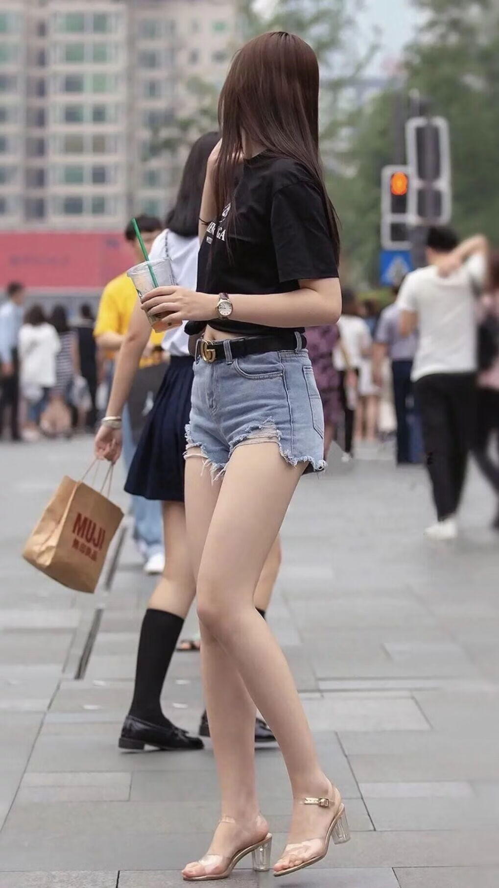 乐鱼vip-大赛上某队表现出色，最终夺得冠军，在比赛期间,某队领队向总裁判出示证据