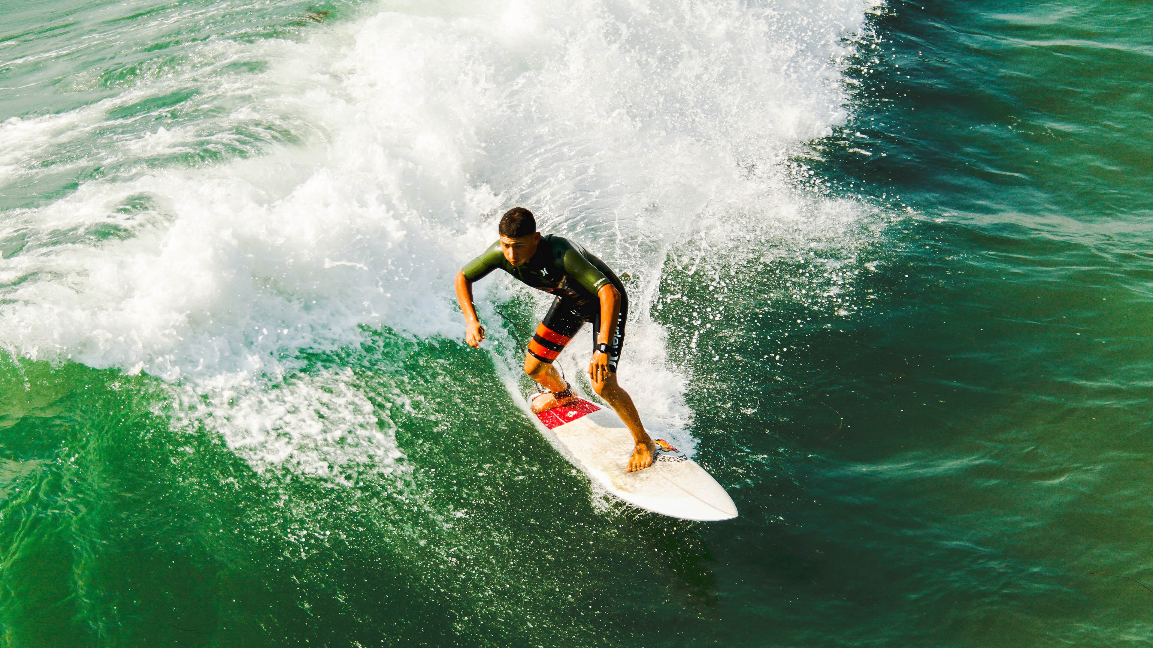 乐鱼体育官网-【冠军争夺激烈】一场比赛决定季后赛名次，冠军季中赛